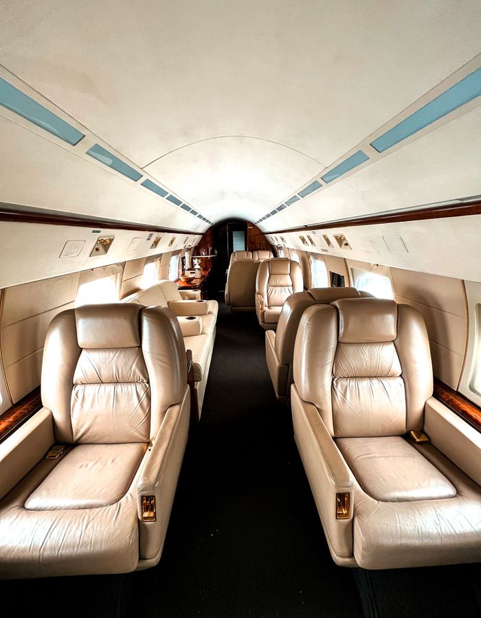 Interior de una cabina de jet privado, con asientos de cuero
