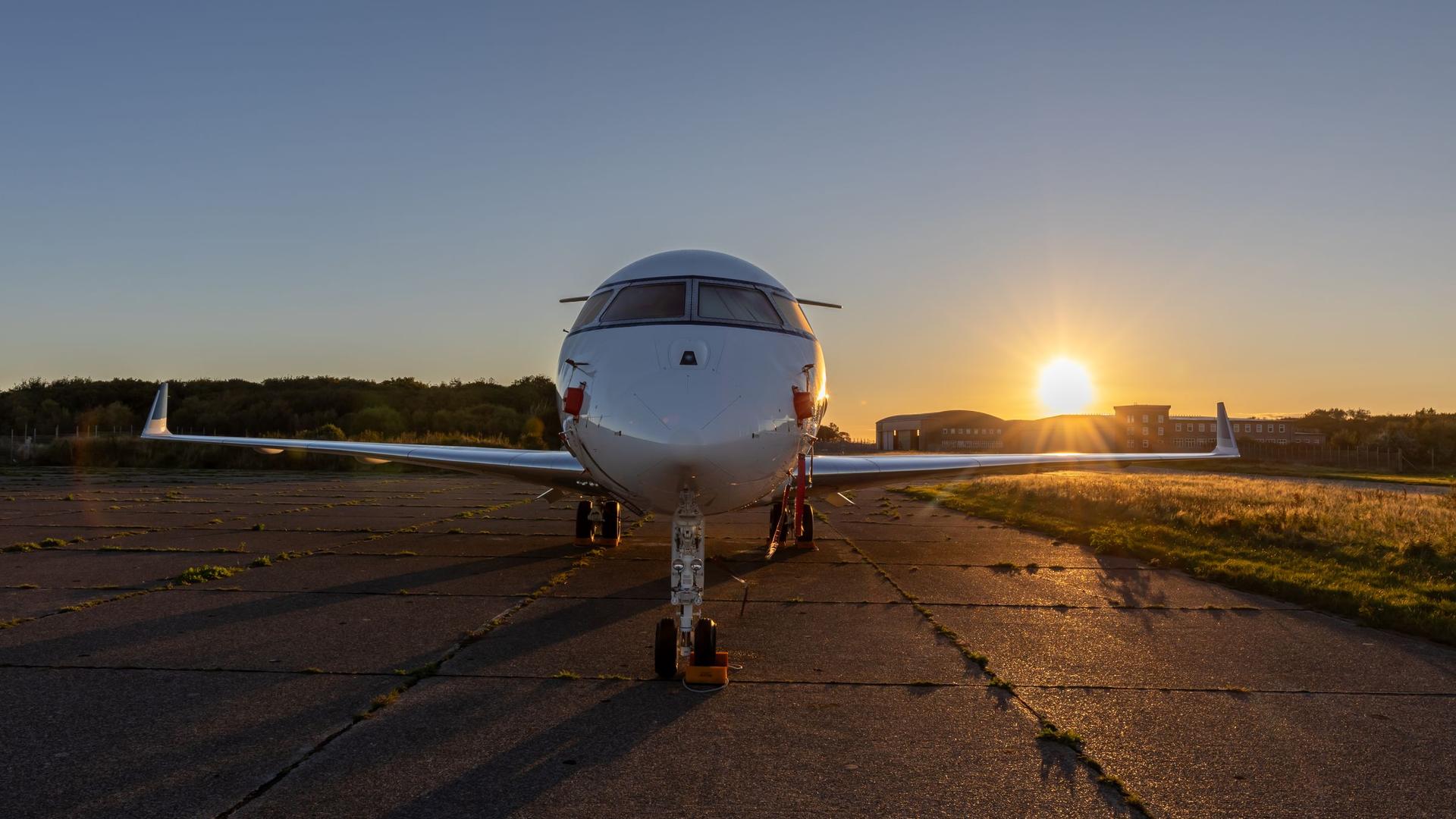 Jet privado en la pista al atardecer