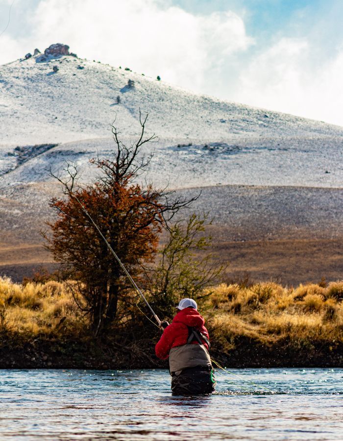 Río de aguas cristalinas rodeado de montañas en Neuquén, Patagonia argentina