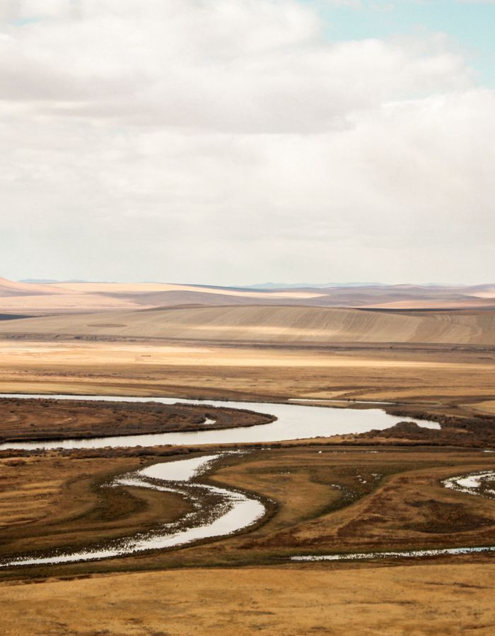 Amplio río serpenteando por la estepa de Tierra del Fuego, cerca de Río Grande