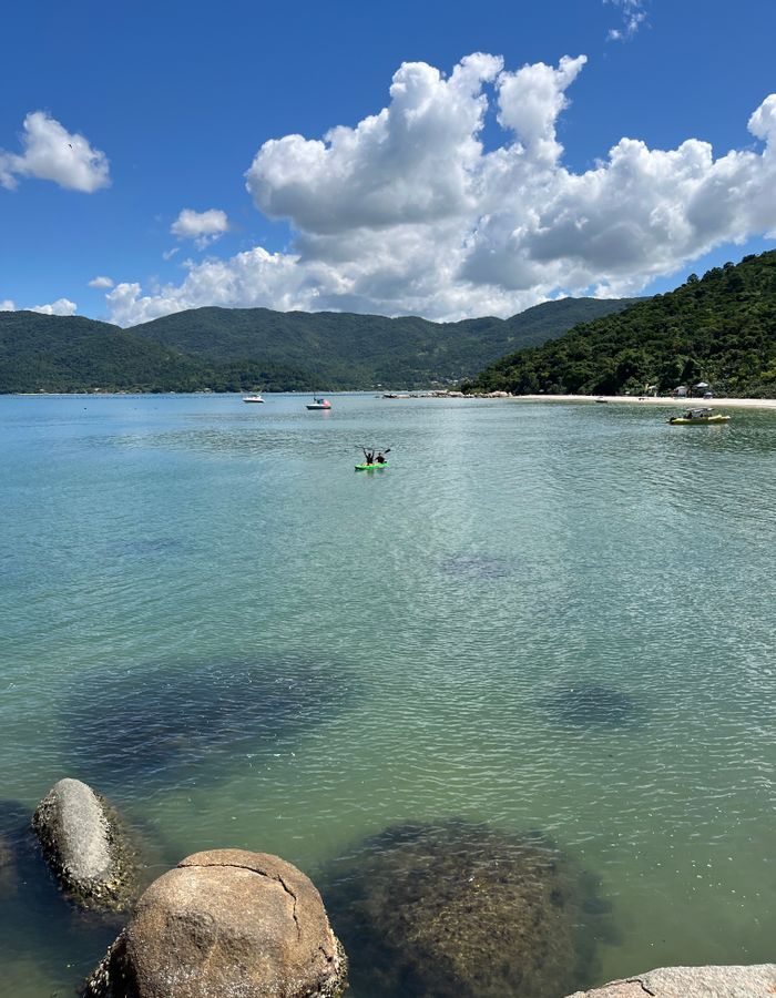 Playa de arena blanca y mar turquesa en el litoral de Brasil